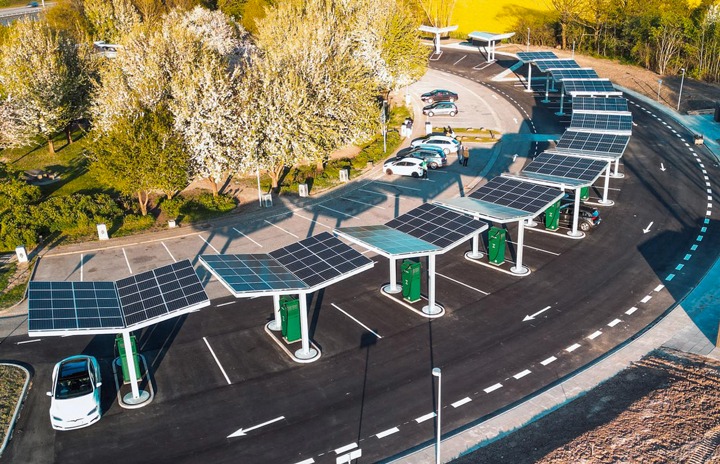Station de recharge au bord de l'autoroute pour véhicule électrique avec panneau solaire sur les toit